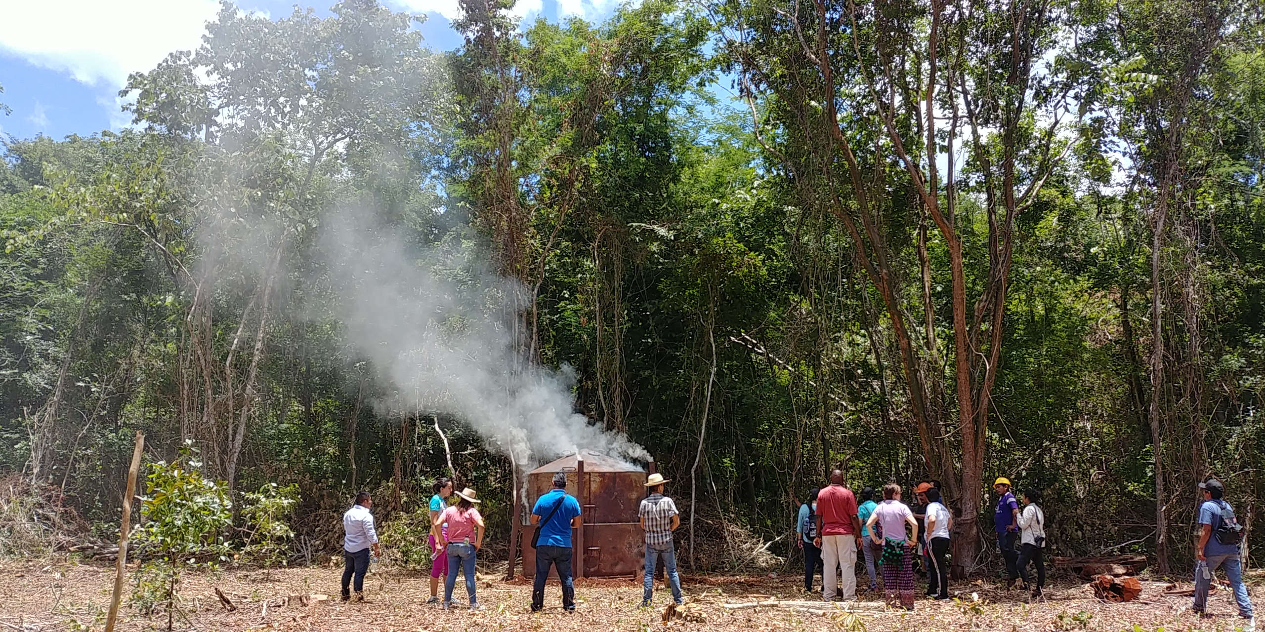 Cooperativa Maya “Caleña” expone proceso productivo de carbón a Mayakoba