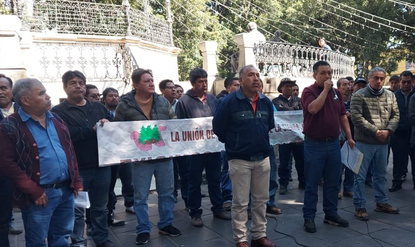 La Unión de Comunidades de la Sierra Juárez (UCOSIJ) se manifiesta en Oaxaca en contra de la Ley de Ingresos 2024 del Estado porque consideran abre la puerta a la privatización de tierras ejidales y comunales
