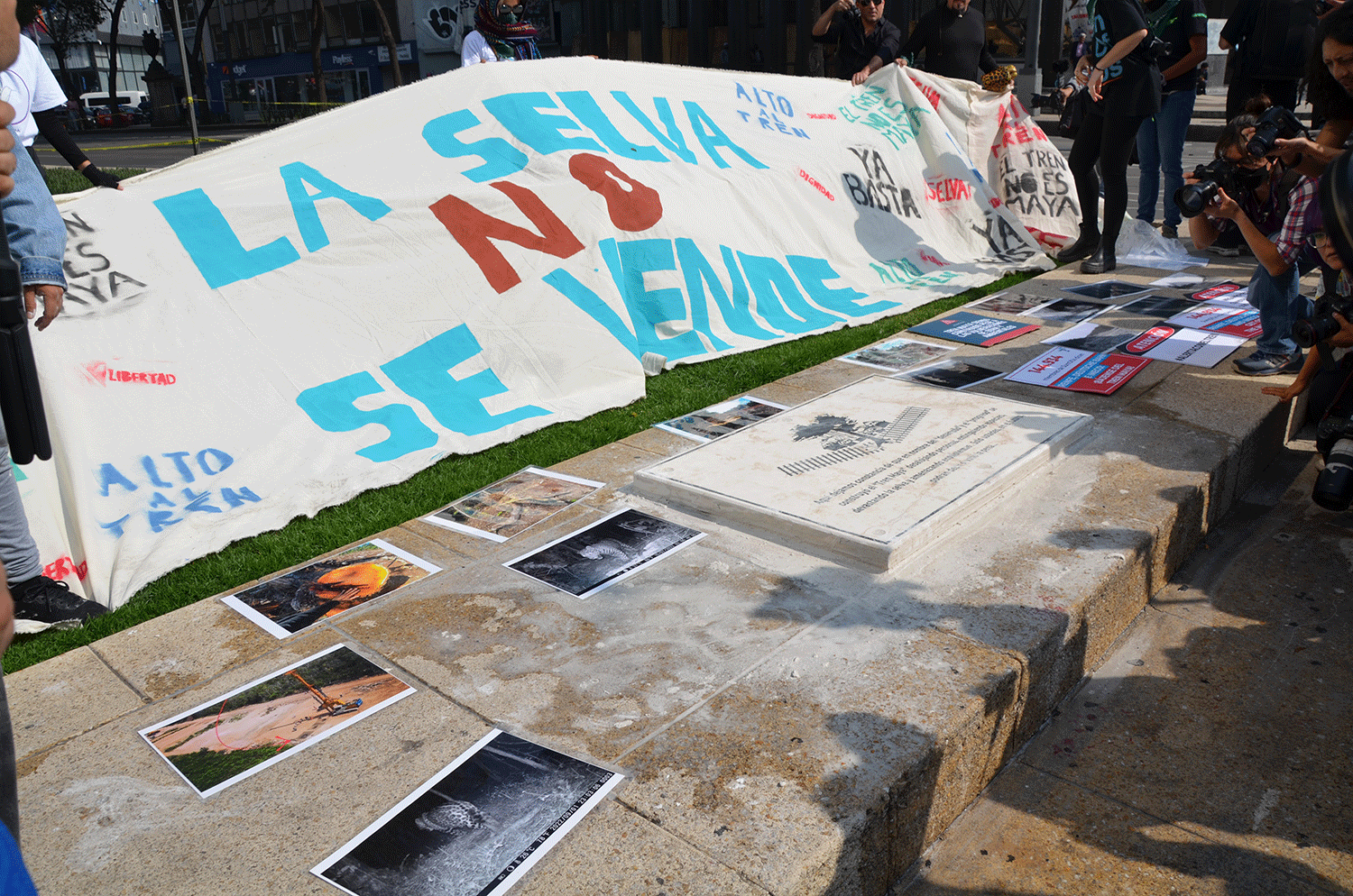 Organizaciones colocan placa para dejar constancia en la memoria histórica de los daños causados por el Tren Maya